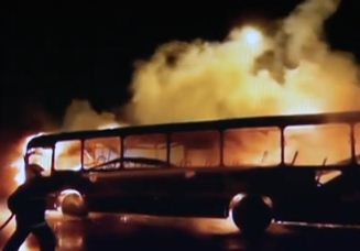 Ônibus foi incendiado em Florianópolis (Foto: Reprodução RBS TV)