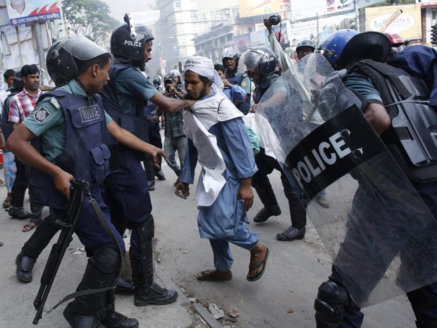 Manifestação em Bangladesh deixaram pelo menos 28 mortos (Foto: Reuters)