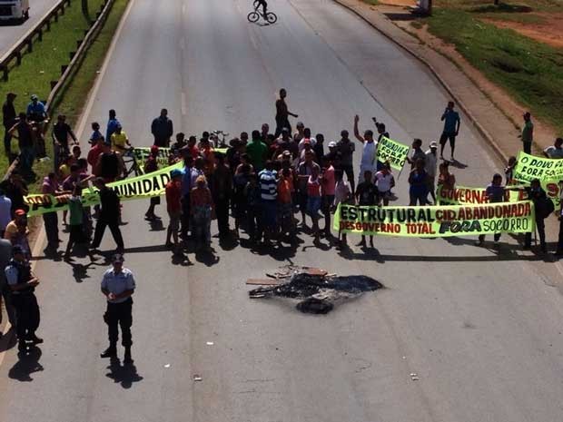 Moradores da Estrutural, no DF, protestam por moradia (Foto: Lucas Salomão/G1)