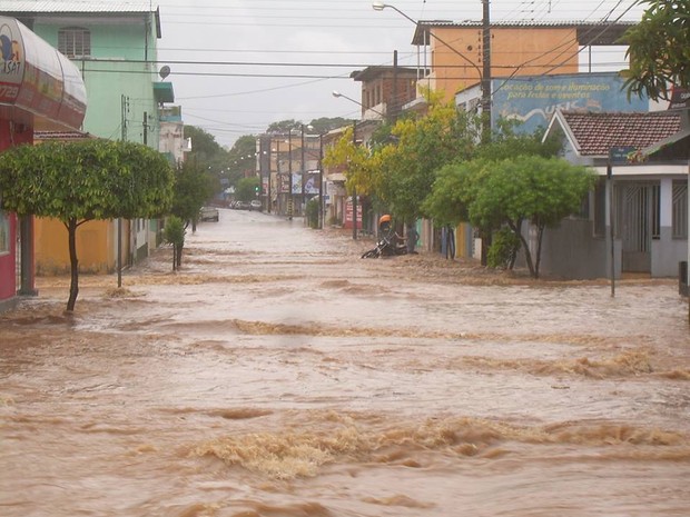 Chuva forte alaga ruas da região central de São João da Boa Vista (Foto: Edvaldo Goncalves/Arquivo pessoal)
