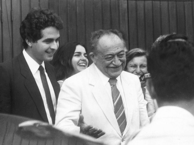 Novembro de 1987 - Eduardo Campos (esq.) deixa a casa do deputado Ulysses Guimarães em São Paulo ao lado de seu avô, o então governador do Pernambuco, Miguel Arraes (centro) (Foto: Newton Aguiar/Estadão Conteúdo/Arquivo)