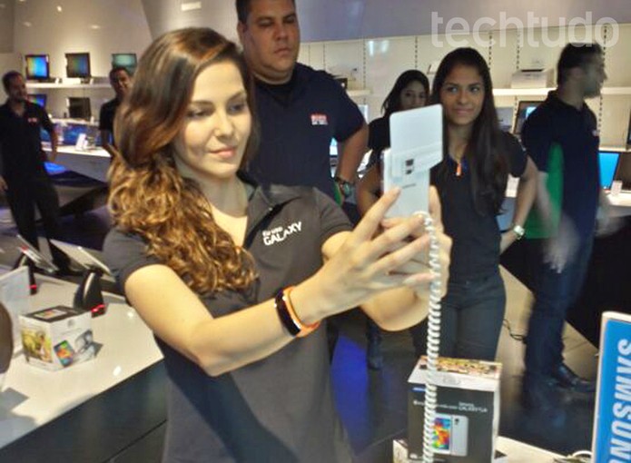 Tainá Muller, fotógrafa na novela "Em Família", tira seu selfie no lançamento do S5 (Foto: Rodrigo Bastos / TechTudo) Tainá Muller, fotógrafa na novela "Em Família", tira seu selfie no lançamento do S5 (Foto: Rodrigo Bastos / TechTudo)