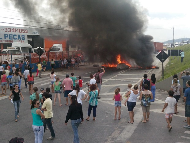 Manifestantes pedem mais segurança no local (Foto: Luiz Souza/RBS TV)