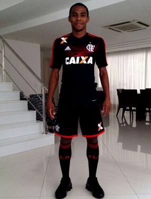 Terceira camisa Flamengo Elias (Foto: Eric Faria / TV Globo)