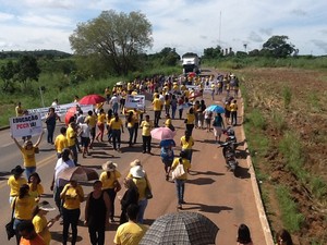 Professores durante manifestação na BR-153 (Foto: Sintet/Divulgação)