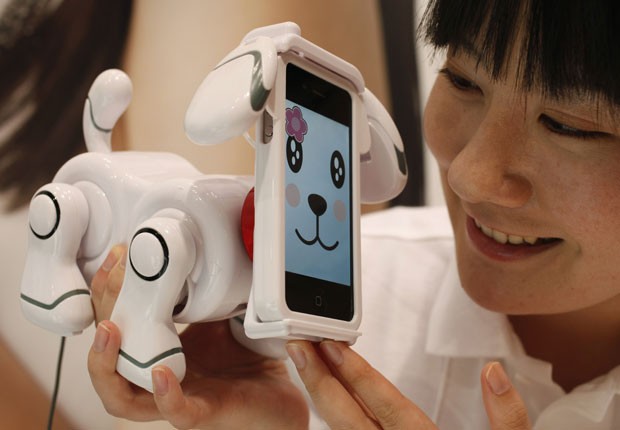 O iPhone serve como a face de outro robô, o 'Smart Pet'. O dono pode acariciá-lo, e ele sente por meio da tela sensível ao toque, com o bichinho demonstrando emoções pelo aparelho (Foto: Yuriko Nakao/Reuters)