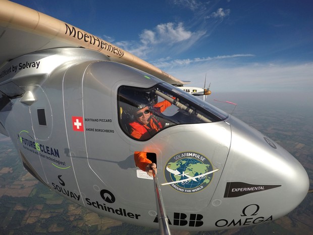 Bertrand Piccard tira selfie enquanto pilota Solar Impulse. (Foto: Reuters)