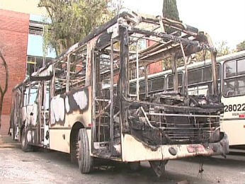 Ônibus ficou totalmente destruído (Foto: Reprodução/RPC TV)