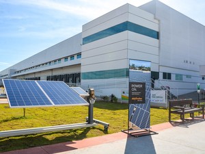 Nova planta é considerada a maior fábrica de painéis fotovoltaicos do Brasil (Foto: Governo do Estado/Divulgação)