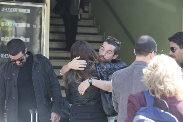 Franco Fanti recebe abraço na porta do velório  (Foto:  Isac Luz/EGO )