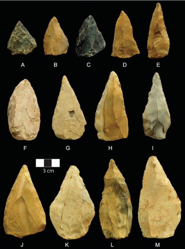 O estudo divulgou imagem de ao menos 13 pontas de lança encontradas em sítio arqueológico da África do Sul (Foto: Divulgação/Science)