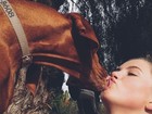 Virou moda? Ireland Baldwin posta foto beijando cachorro na boca
