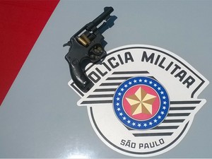 Policiais apreenderam um revolver calibre 32 com homem em Jacareí (Foto: Divulgação/ Polícia Militar)