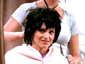 Monica (Courteney Cox) tem o cabelo cortado por Phoebe (Lisa Kudrow) em episódio da segunda temporada de 'Friends' (Foto: Reprodução)