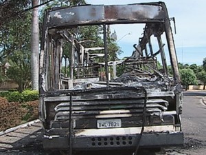 Ônibus ficou totalmente destruído após ataque (Foto: reprodução/ TV TEM) Ônibus ficou totalmente destruído após ataque (Foto: reprodução/ TV TEM)