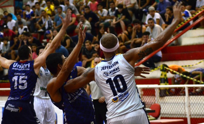 Ala-pivô Jefferson São José Basquete (Foto: Danilo Sardinha/GloboEsporte.com)