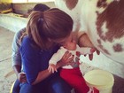 Nívea Stelmann ensina a filha a ordenhar vaca