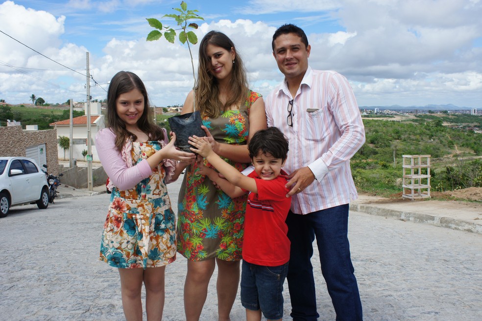 Moradores puderam adquirir mudas da caatinga (Foto: Daniel Sousa/TV Paraíba)