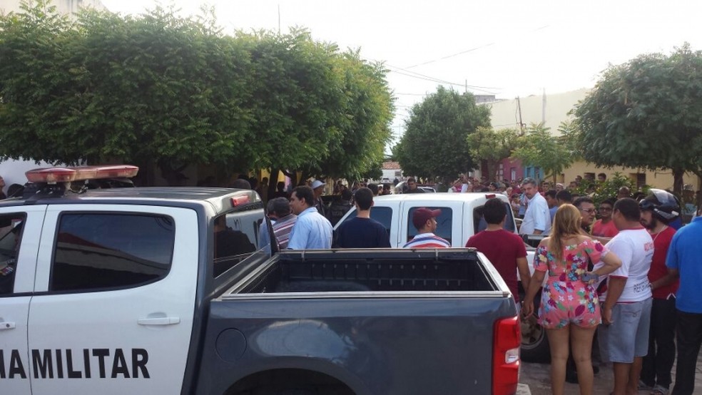 Bandidos chegaram em carro e atiraram contra o agente penitenciário federal. (Foto: Marcelino Neto - O Câmera)