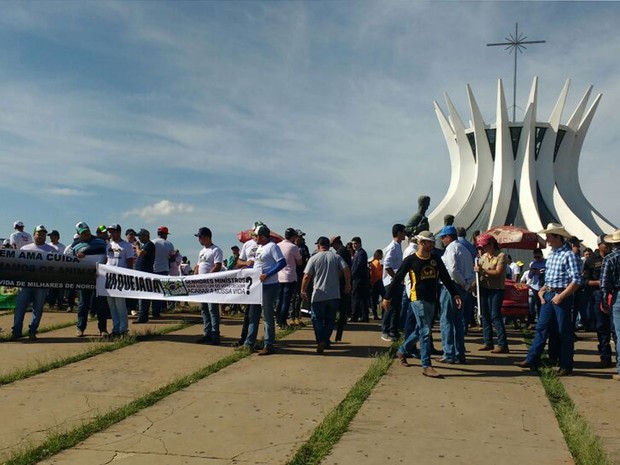Manifestantes pró-vaquejada reunidos no gramado da Esplanada dos Ministérios, em Brasília, nesta terça-feira (25) (Foto: Elielton Lopes/G1)