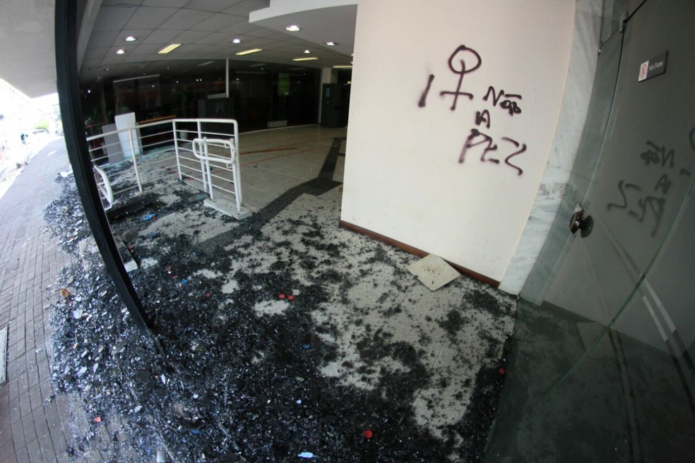 Pedras e peda&ccedil;os de madeiras foram arremessados pelo grupo para quebrar as vidra&ccedil;as  (Foto: Marlon Costa/Pernambuco Press)