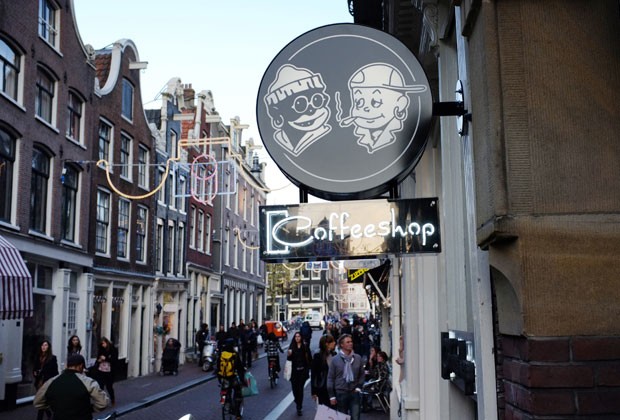Foto de 31 de outubro mostra fachada de coffee shop em Amsterdã (Foto: Nathalie Magniez/AFP)