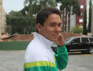 Keirrison chega ao Estádio Couto Pereira para ser apresentado no Coritiba (Foto: Gabriel Hamilko / GloboEsporte.com)