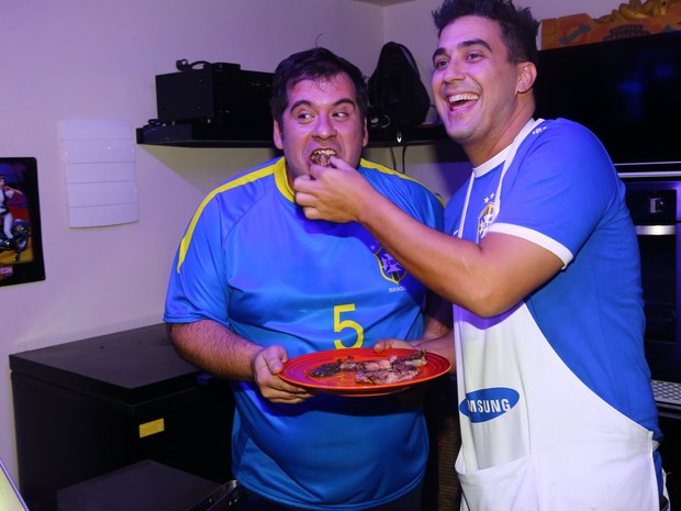 André Marques e Leandro Hassum em festa na casa do apresentador no Rio (Foto: Marcello Sá Barreto/ Ag. News)
