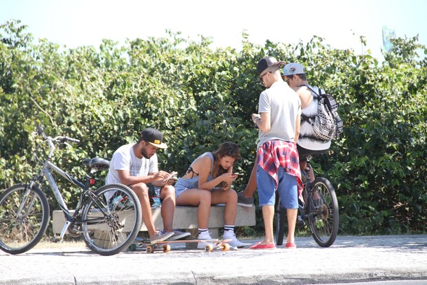Bruna Marquezine anda de skate com amigos (Foto: Wallace Barbosa/ Ag. News)