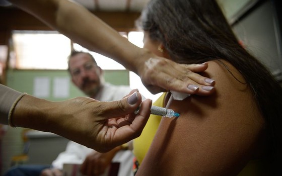 Uma menina recebe a vacina contra HPV em 2014, no Distrito Federal. A cobertura das duas doses da vacina é baixa no país (Foto: Agência Brasil)