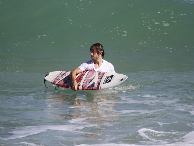Kayky Brito surfa na praia da Barra (Foto: Dilson Silva / AgNews)