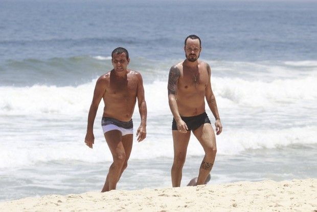 Eri Johnson e Paulo Vilhena na praia (Foto: Dilson Silva / Agnews)