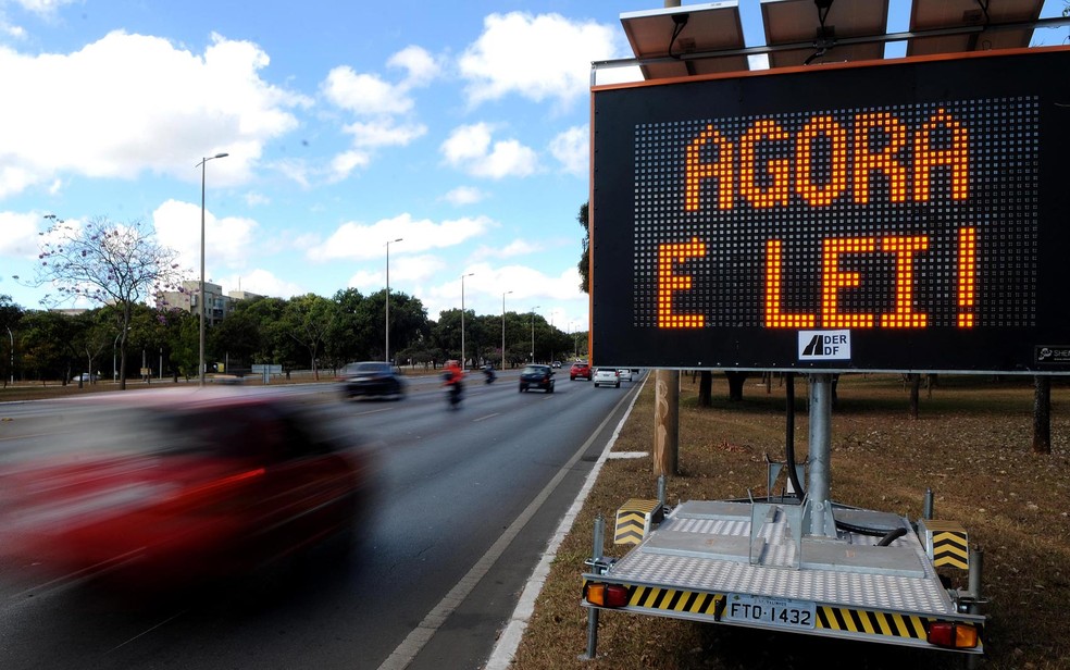 Painel eletrônico do Detran colocado próximo ao Eixão informa aos motoristas do uso do farol baixo durante o dia (Foto: Gabriel Jabur/Agência Brasília)