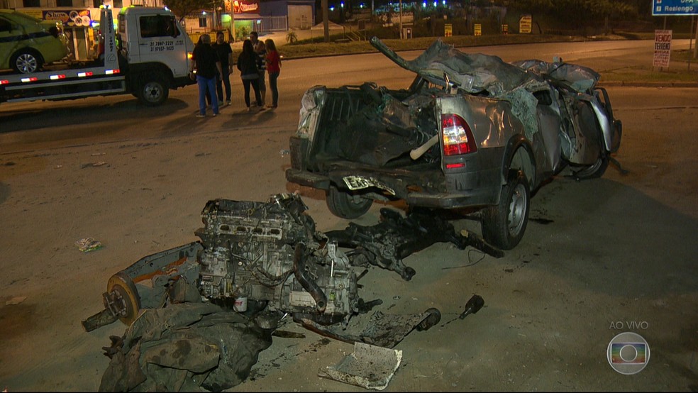 Carro ficou destruído após acidente na Avenida Brasil. (Foto: Reprodução/ TV Globo)
