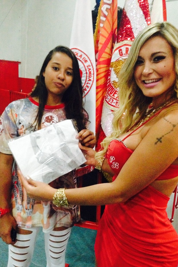 Ego Andressa Urach Leva Filho Para Ensaio De Escola De Samba Em S O Paulo Not Cias De Noite