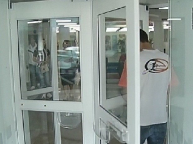 Porta giratória foi retirada de alguns bancos em Bauru e Itapetininga (Foto: Reprodução/TV Tem) Porta giratória foi retirada de alguns bancos em Bauru e Itapetininga (Foto: Reprodução/TV Tem)