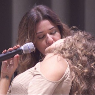 Daniela Mercury e Malu Verçosa se beijam em evento na sede da ONU (Foto: Reprodução/Instagram)