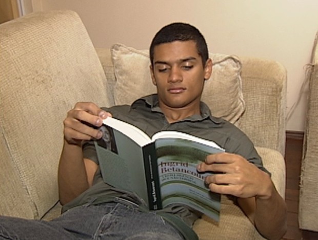 Com apenas 16 anos, ele já leu mais de 4 mil livros (Foto: Reprodução / TV Tem)