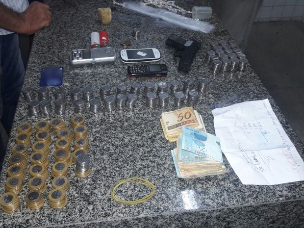 Dinheiro e drogas foram apreendidos com a suposta criminosa em São Joaquim do Monte (Foto: Divulgação/Polícia Militar)