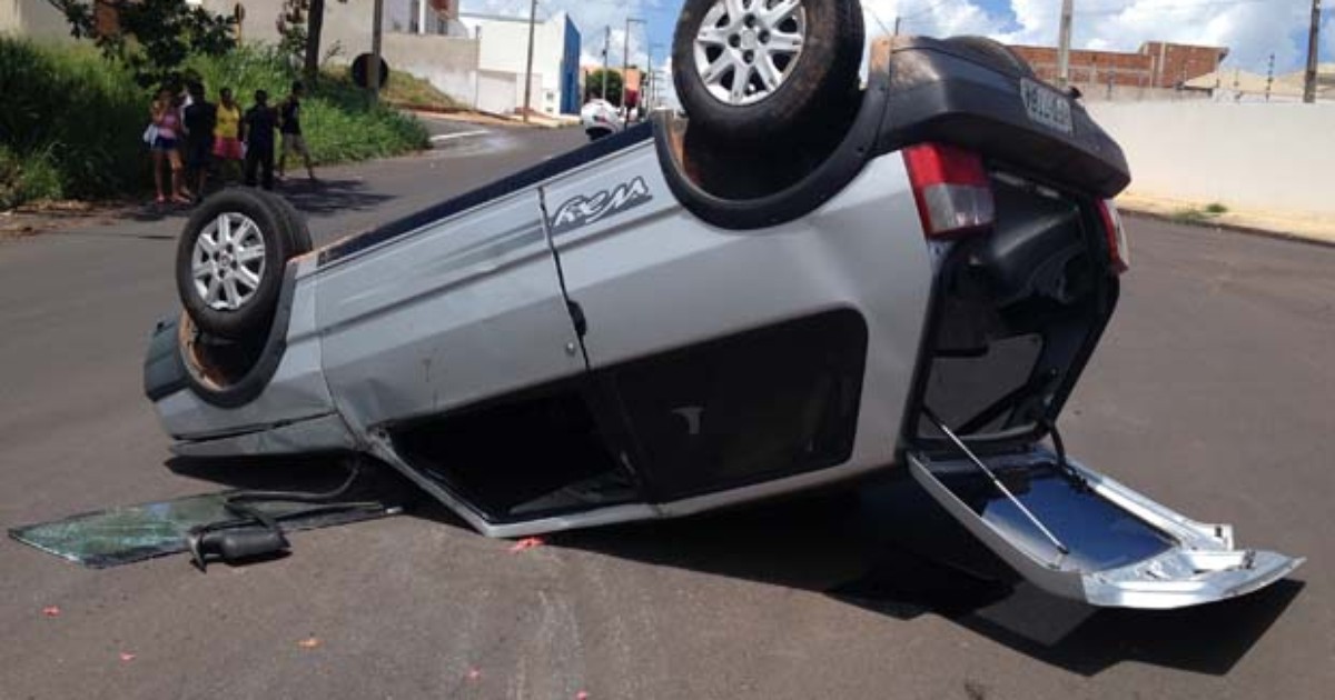 G1 Mulher perde controle da direção e capota carro na Rodovia Ângelo