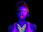 Anna Rita Cerqueira mostra maquiagem neon que brilha na balada