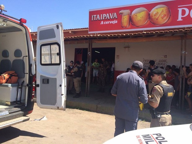Jovens estavam em um bar quando foram baleados (Foto: Natália Jael/ Inter TV)