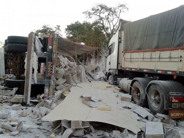 Acidente envolveu um caminho e duas carretas na BR-163. (Foto: Eduardo Marcelo Oliveira/Arquivo pessoal)