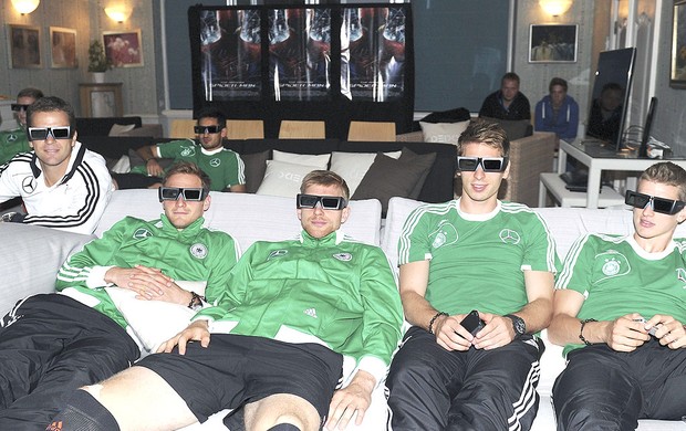 jogadores da Alemanha assistem a filme 3D (Foto: EFE)