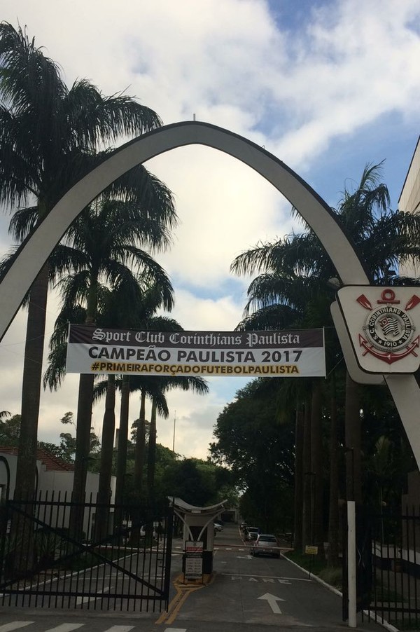 Faixa colocada no Corinthians após título paulista ironiza críticos