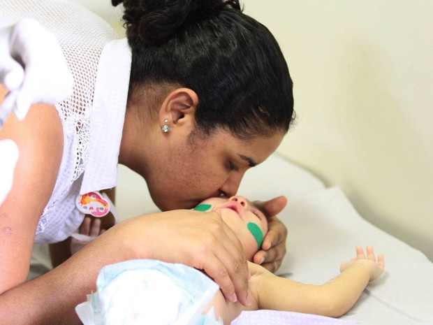 Mãe tenta minimizar o incômodo da filha ao receber as injeções de botox (Foto: Marlon Costa/Pernambuco Press)