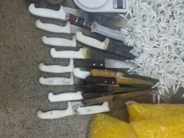 Policiais também encontraram facas no barraco (Foto: Divulgação/Polícia Militar)