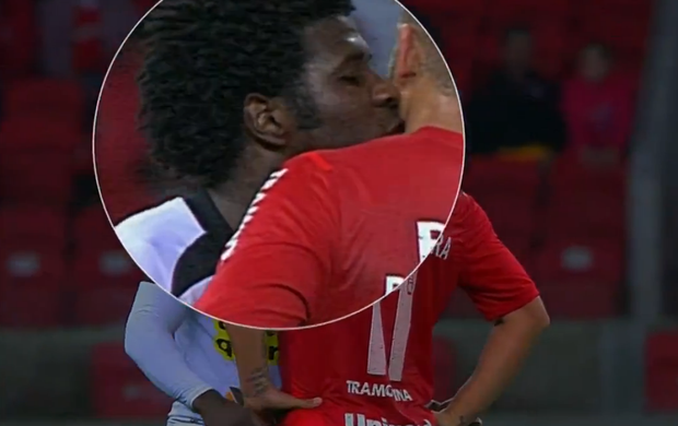 Sandro, do Ceará, beijo em Rafael Moura; Internacional (Foto: Reprodução SporTV)
