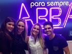 Flávia Alessandra vai com a filha a espetáculo no Rio de Janeiro