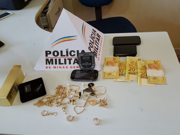 Parte do materia roubado foi econtrado com os suspeitos (Foto: Polícia Militar/Divulgação)
